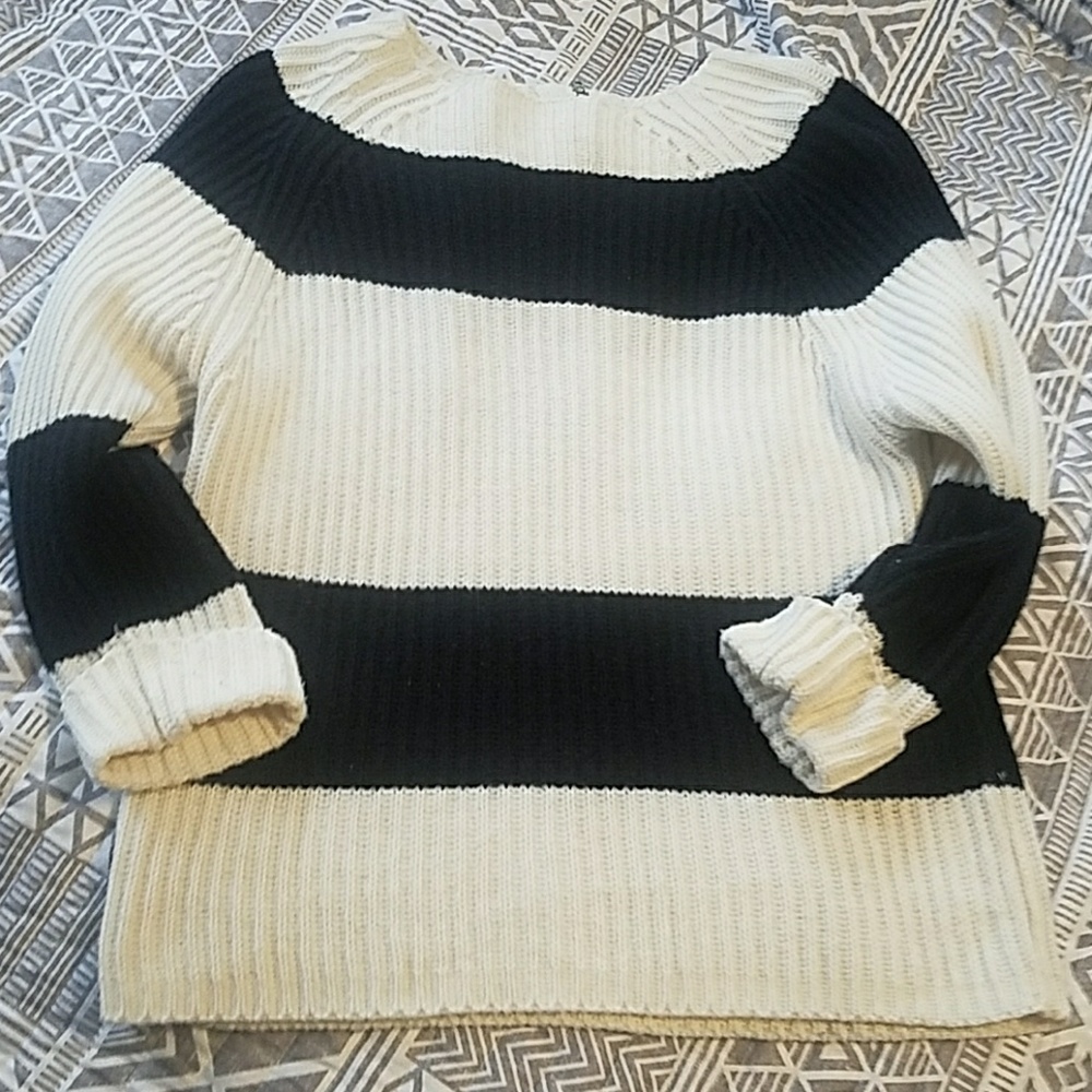 black and white sweater with zipper on back